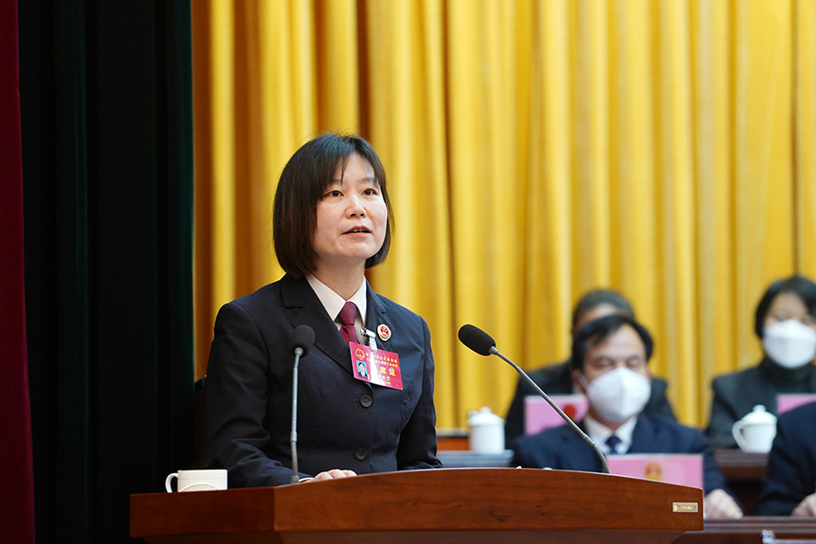 良慶區(qū)人民檢察院檢察長(zhǎng)何曉瑩作檢察院工作報(bào)告