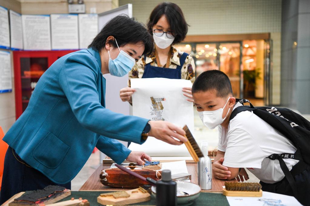 “書籍醫(yī)生”黃玉杏：用匠心守護(hù)古籍里的文明